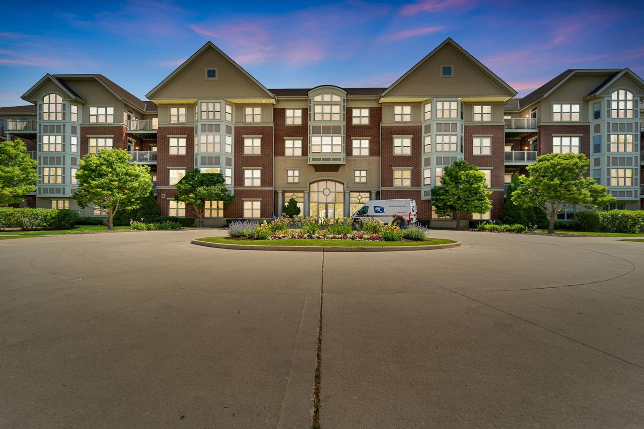 4120 S Lake Dr #361, Saint Francis, WI 53235