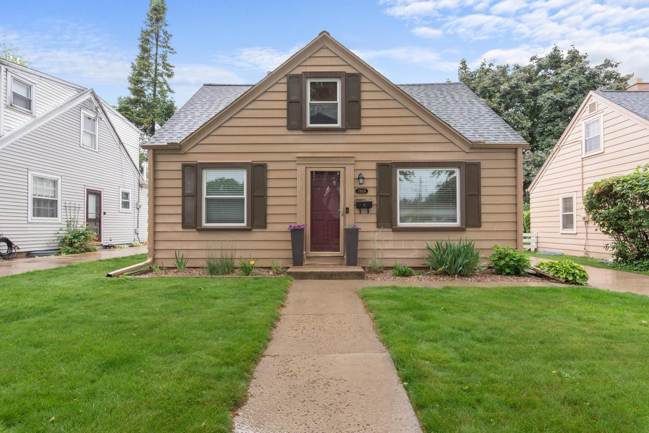 7808 Livingston Ave, Wauwatosa, WI 53213
