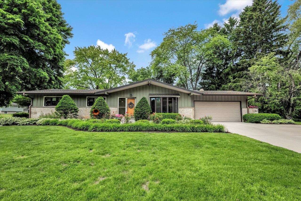 2105 Mt Kisco Dr, Elm Grove, WI 53122