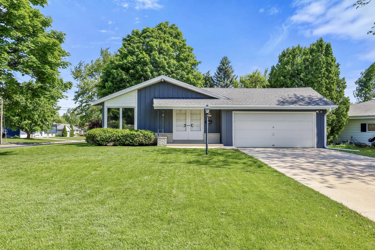 N94W17370 Erika Rd, Menomonee Falls, WI 53051