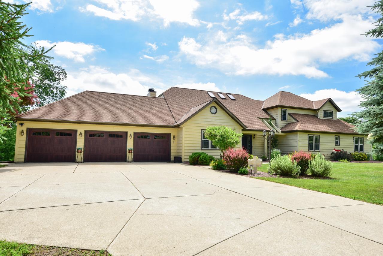 2426 Deerfield Ct, Cedarburg, WI 53080