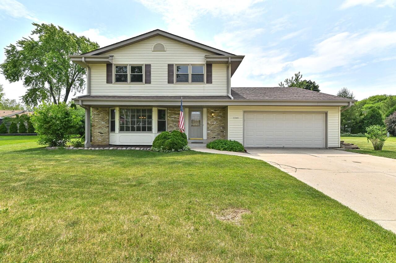 15445 W Kingsway Dr, New Berlin, WI 53151
