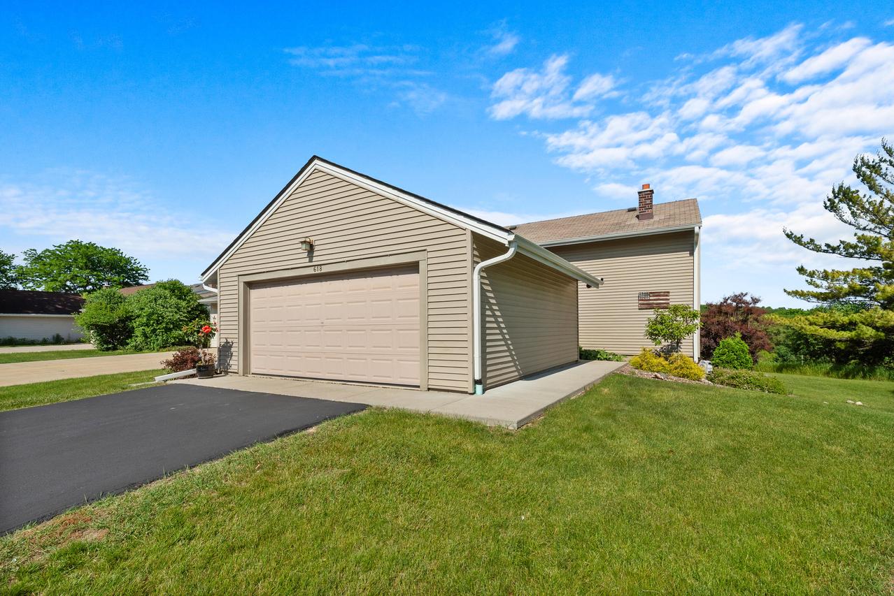 618 Westridge Dr, West Bend, WI 53095