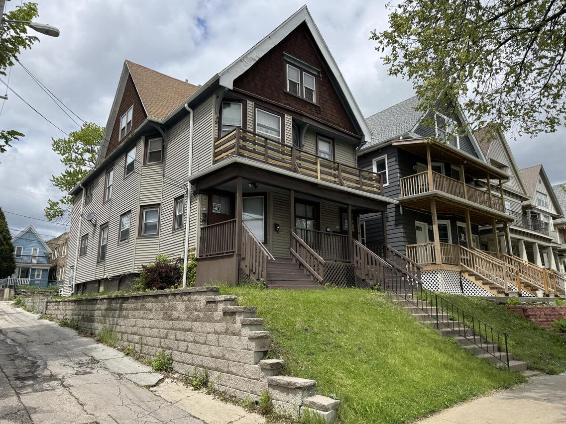 813 S 28th St, Milwaukee, WI 53215