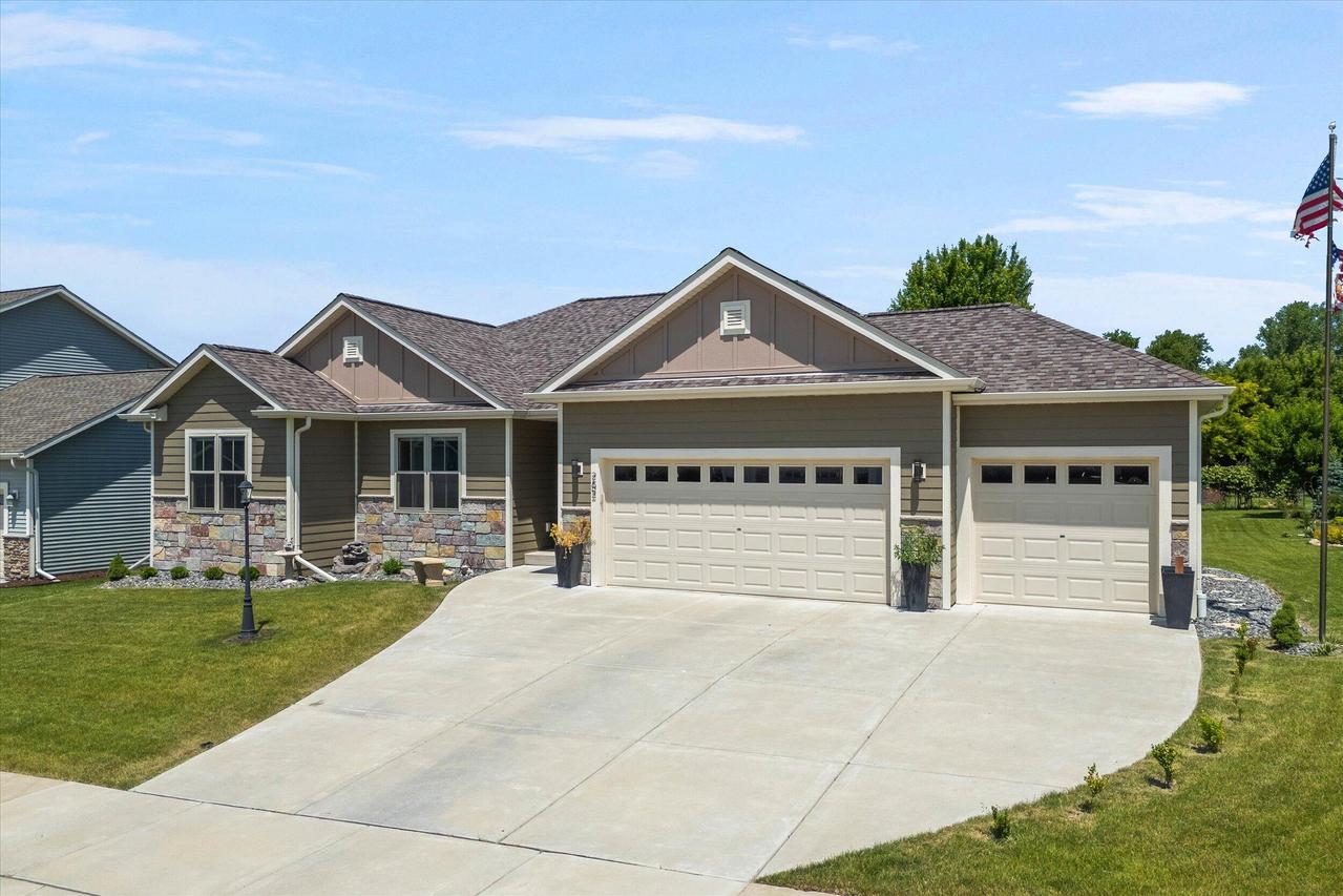 262 Thomas Trl, Oconomowoc, WI 53066