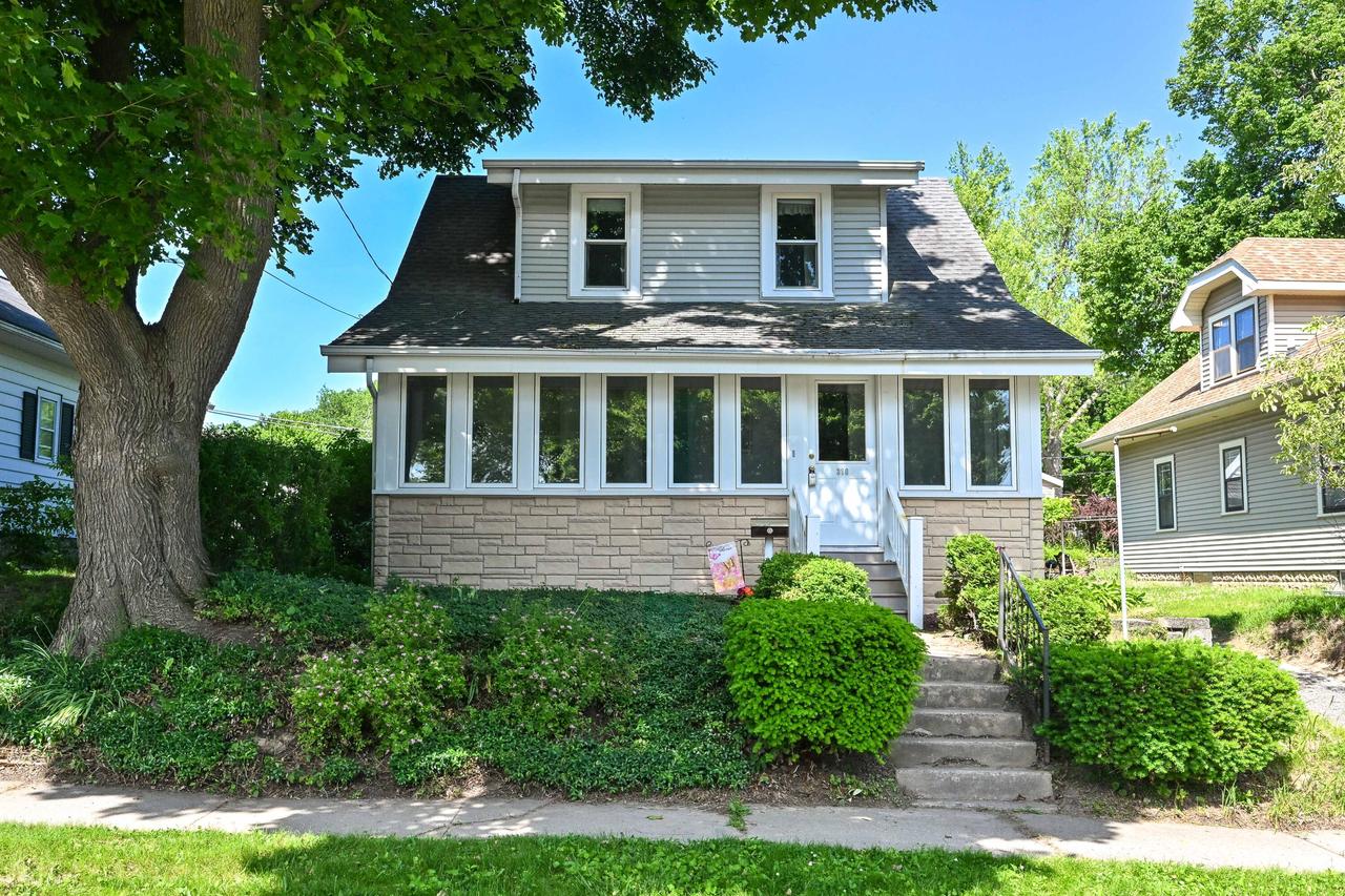318 Hyde Park, Waukesha, WI 53188