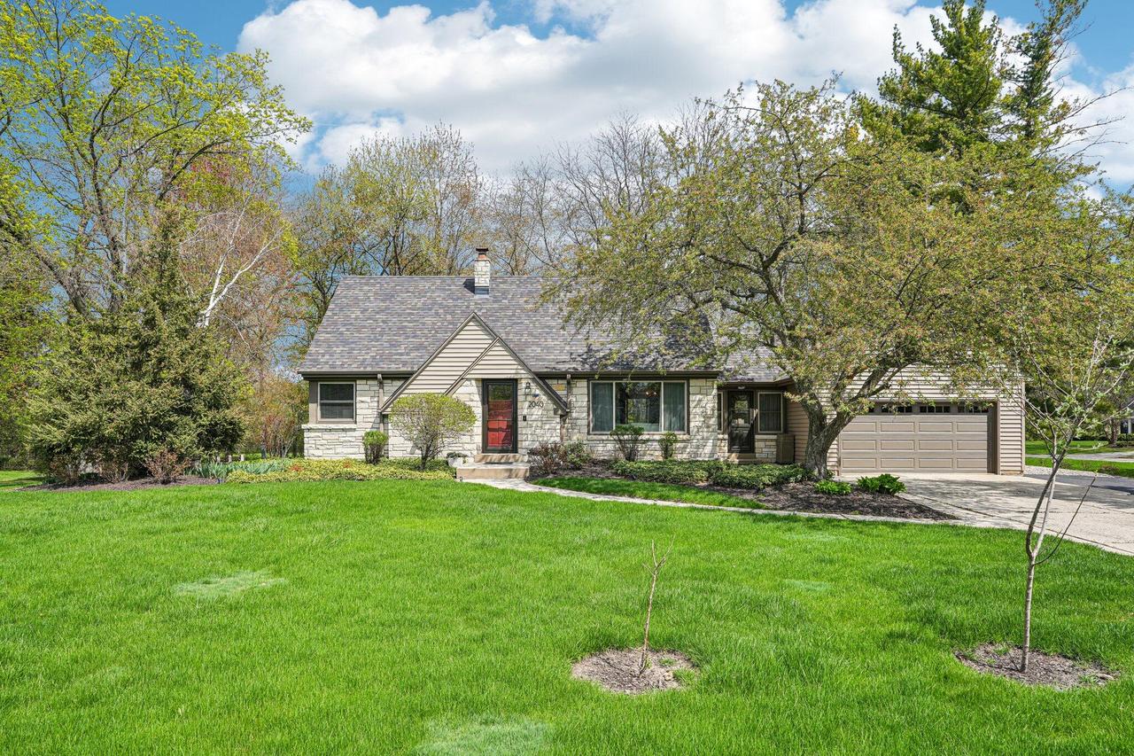 2040 San Fernando Dr, Elm Grove, WI 53122