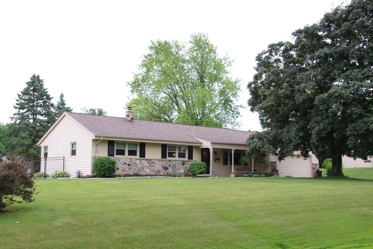 N50W16461 Maple Crest Ln, Menomonee Falls, WI 53051