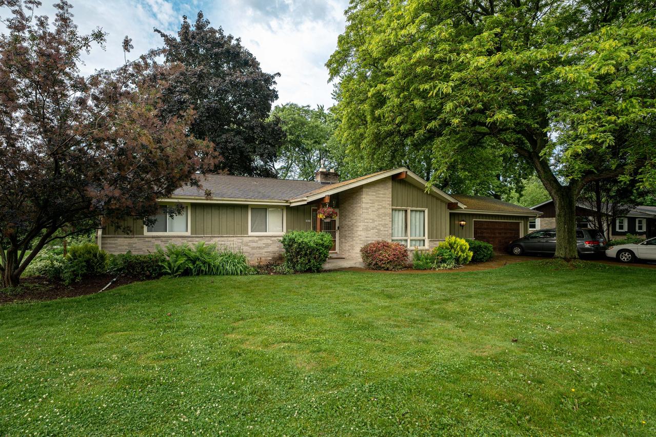 18225 St James Rd, Brookfield, WI 53045