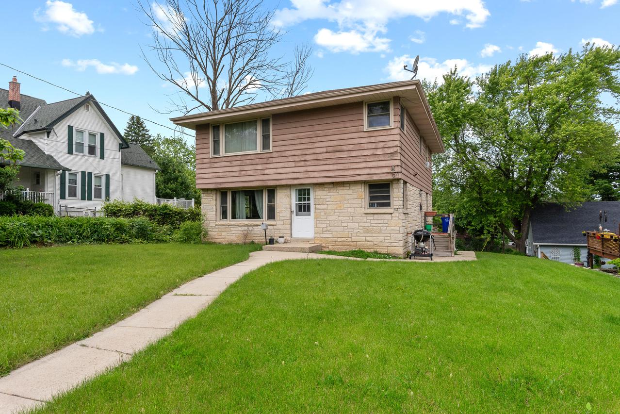 231 Prospect Ave, Pewaukee, WI 53072
