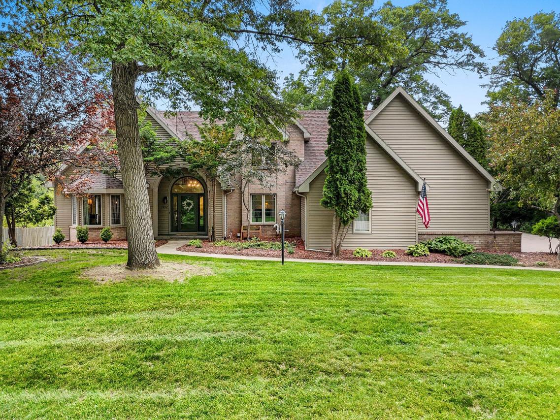 1494 Parkway Dr, Ashwaubenon, WI 54304