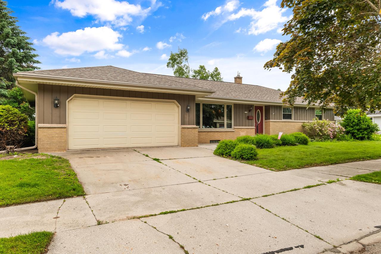 1635 N 21st St, Manitowoc, WI 54220
