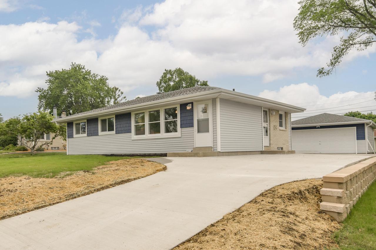 W151N8656 Marshall Dr, Menomonee Falls, WI 53051