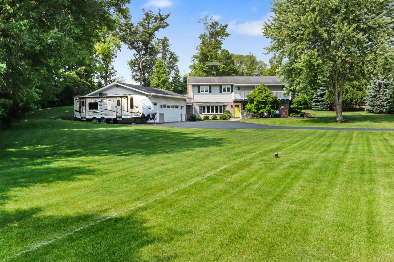 W5393 Briarwood Rd, Sugar Creek, WI 53121