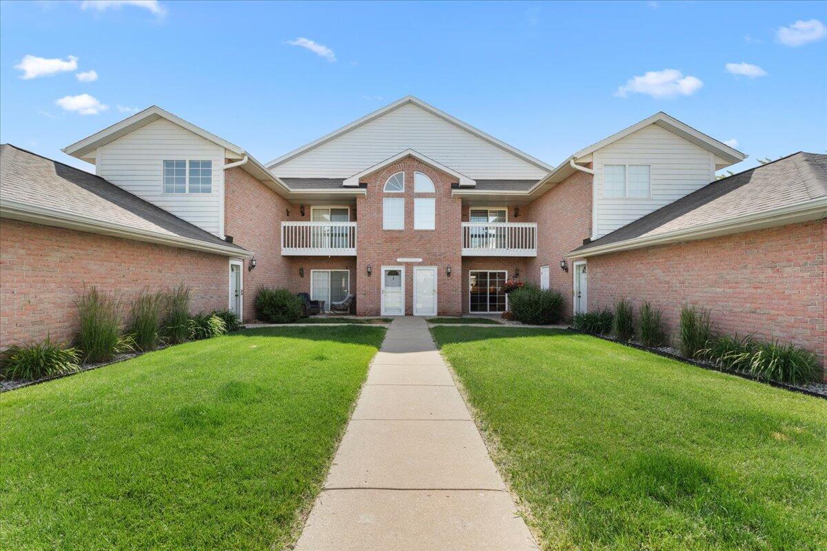 W241N2581 E Parkway Meadow #2, Pewaukee, WI 53072