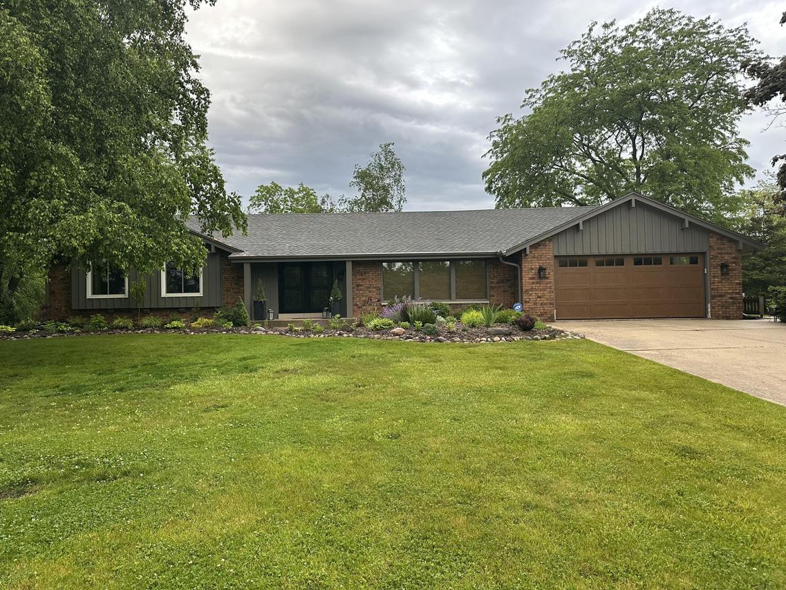 2042 W Wildwood Dr, Mequon, WI 53092