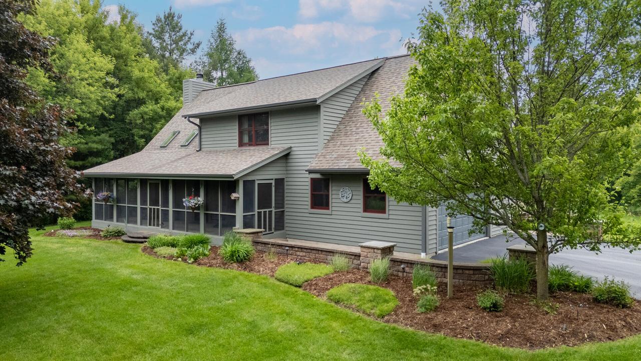 4429 Kingbird Ct, Jackson, WI 53037