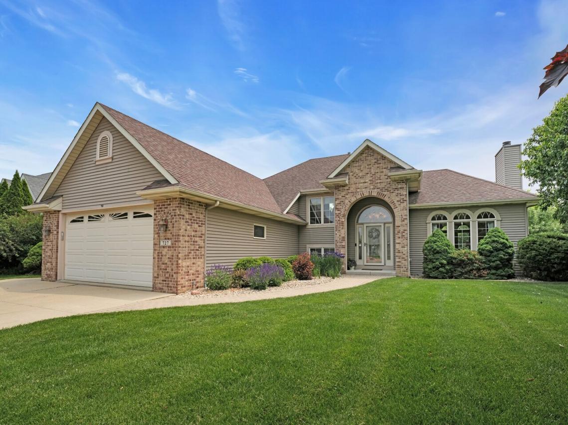 727 Hunter Dr, Mount Pleasant, WI 53406