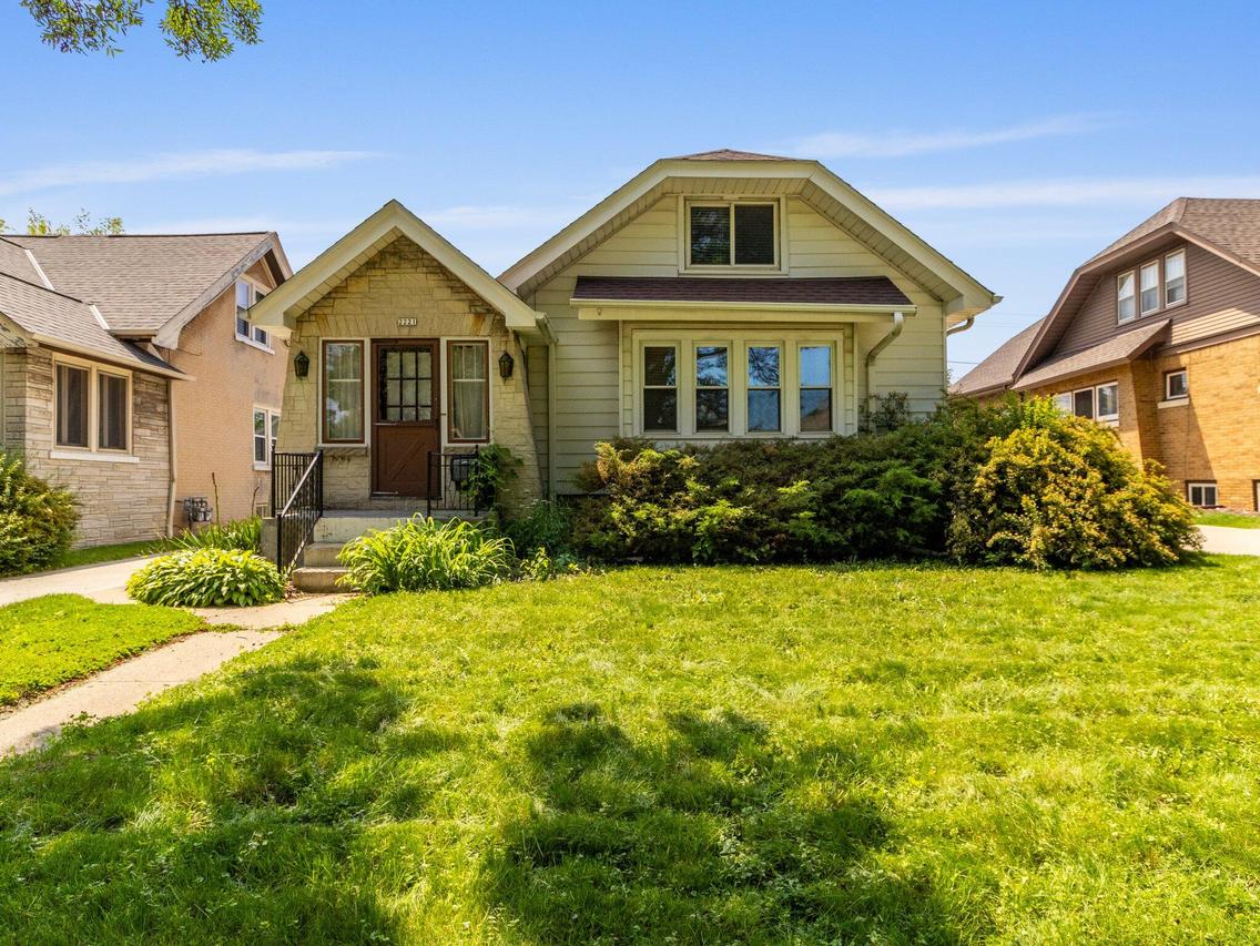 2221 N 60th St, Wauwatosa, WI 53208