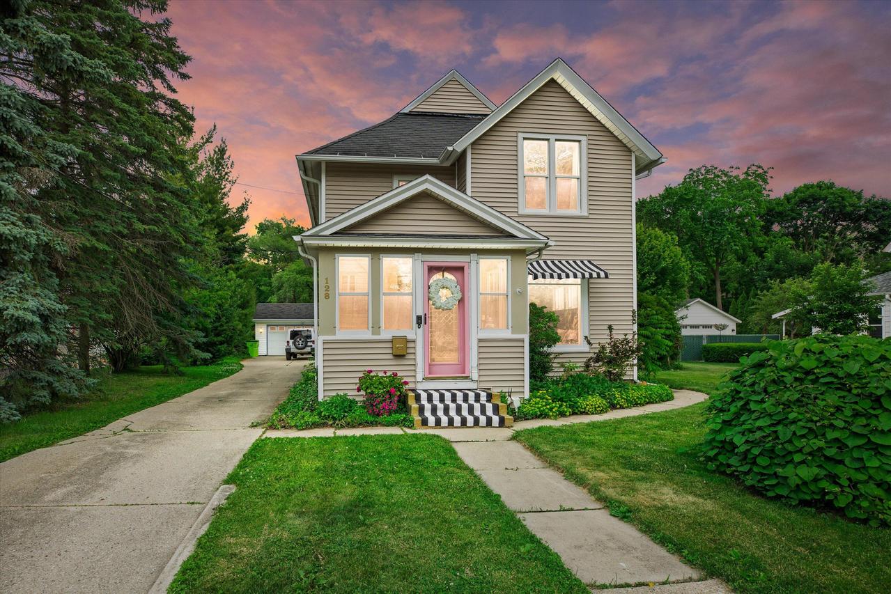 128 Maple Ave, Hartland, WI 53029
