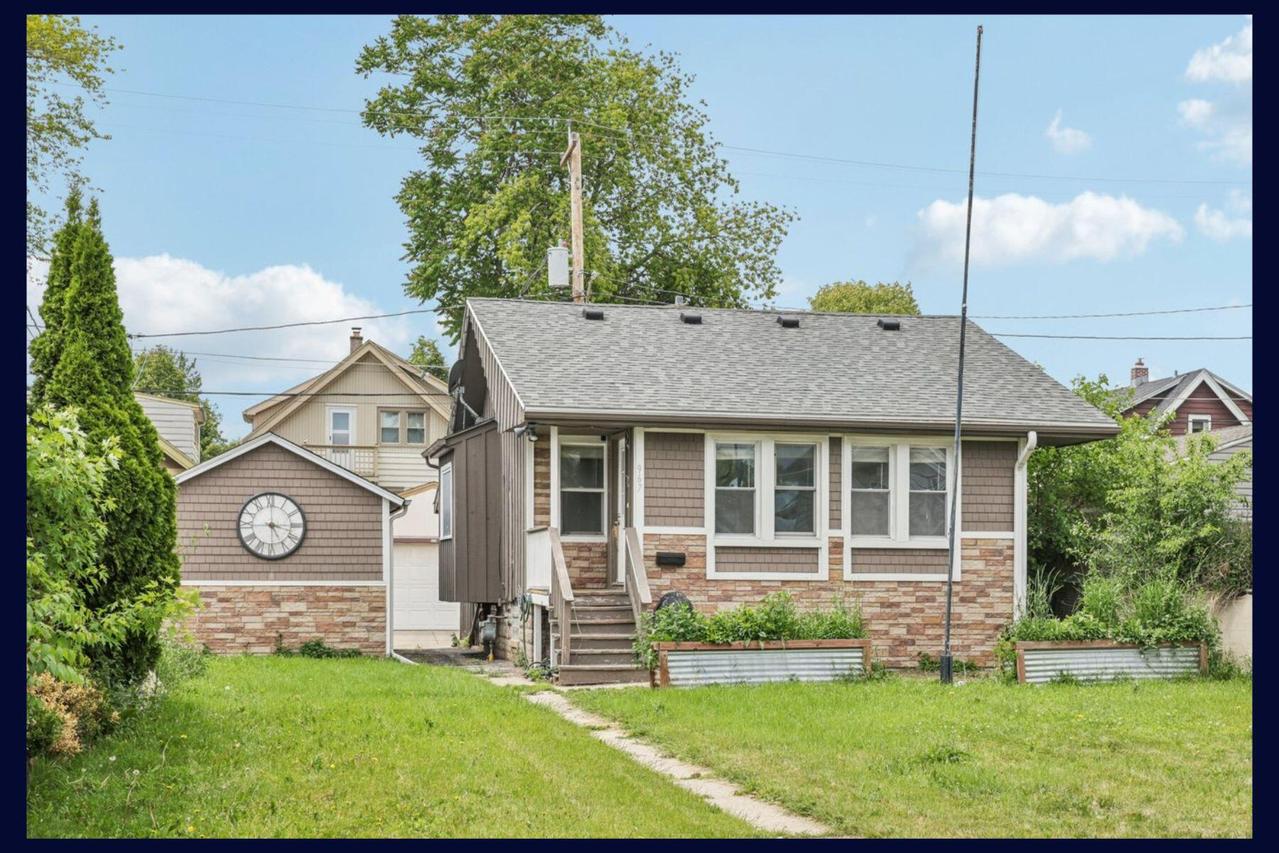 967 S 60th St, West Allis, WI 53214