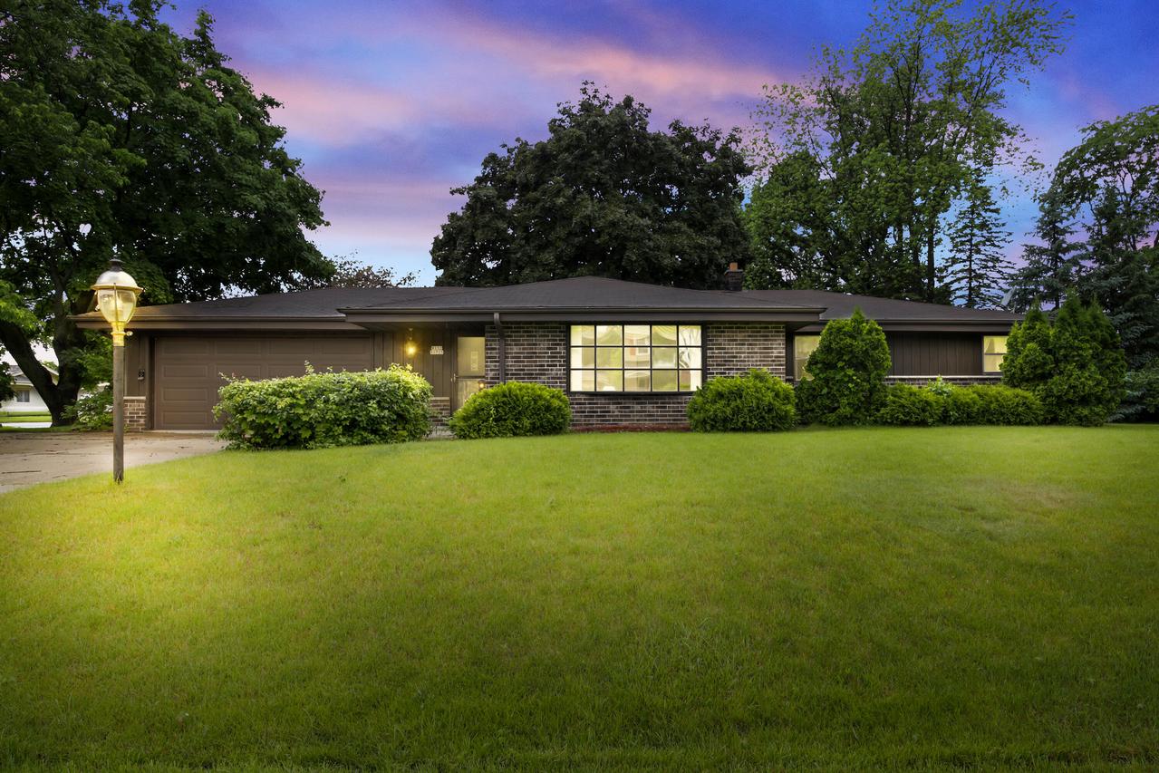 W132S6715 Fennimore Ln, Muskego, WI 53150