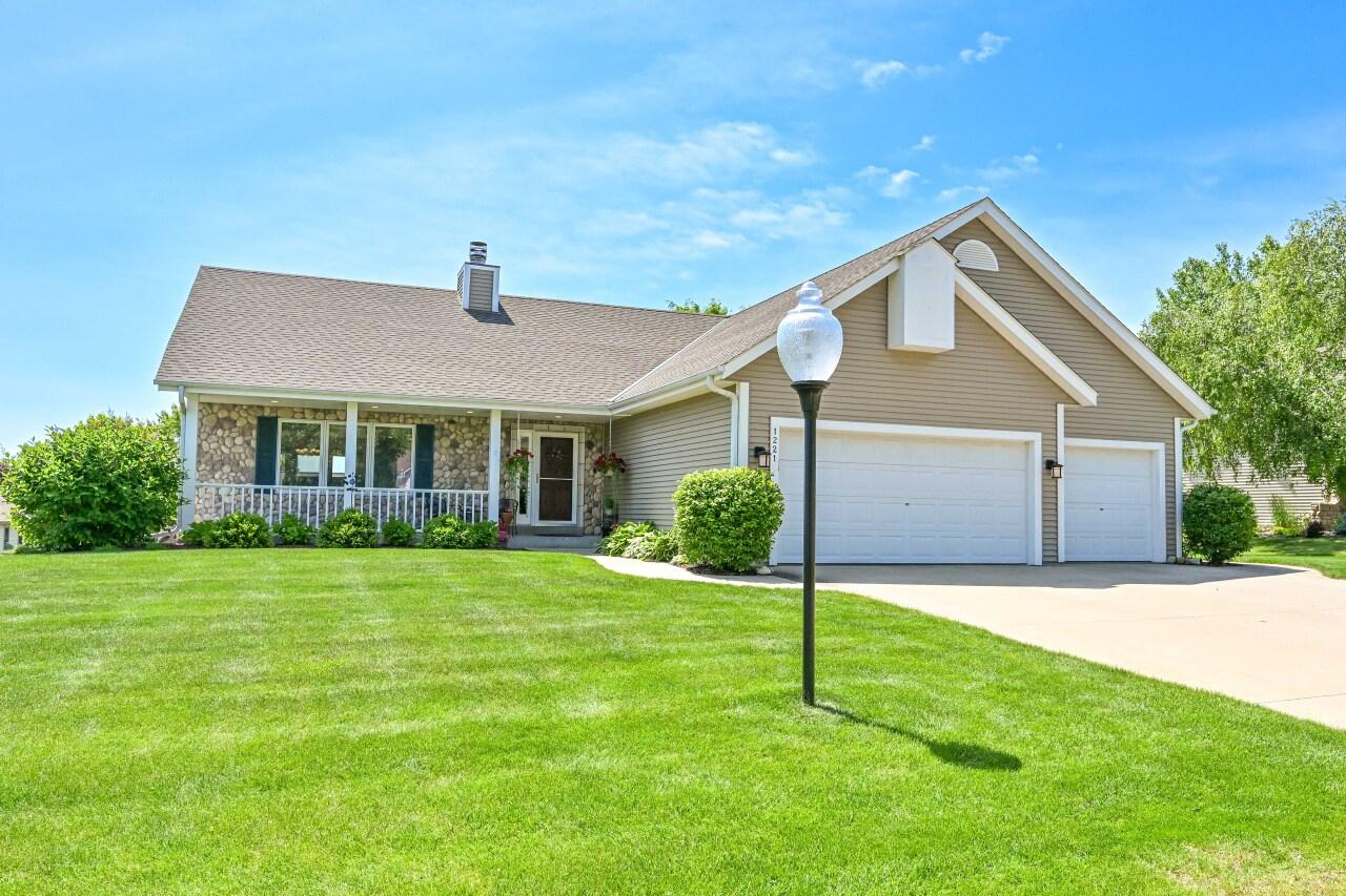 1221 Wegner Dr, Mukwonago, WI 53149
