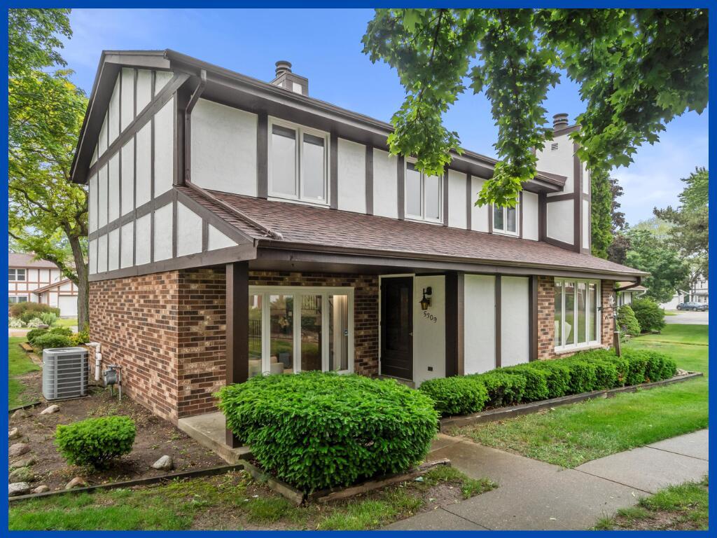 5309 S Somerset Ln, Greenfield, WI 53221