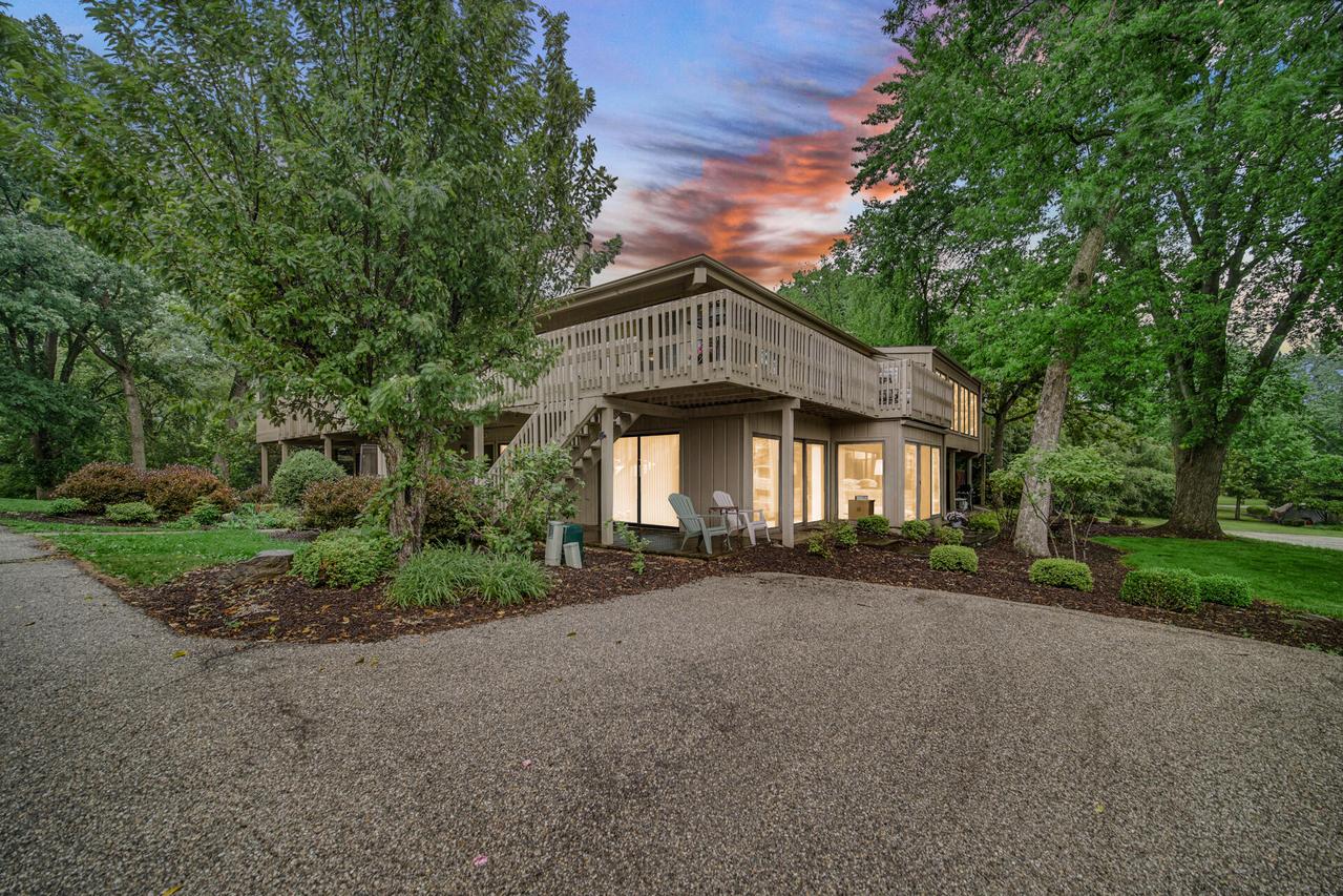 702 Country Club #B, Fontana, WI 53125