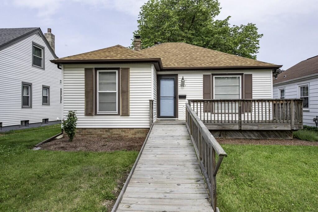 1521 Monroe Ave, Racine, WI 53405