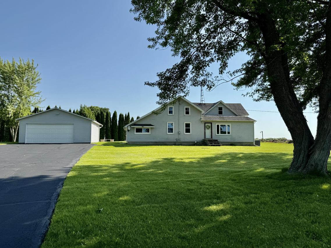 W2989 Farmersville Rd, Leroy, WI 53050