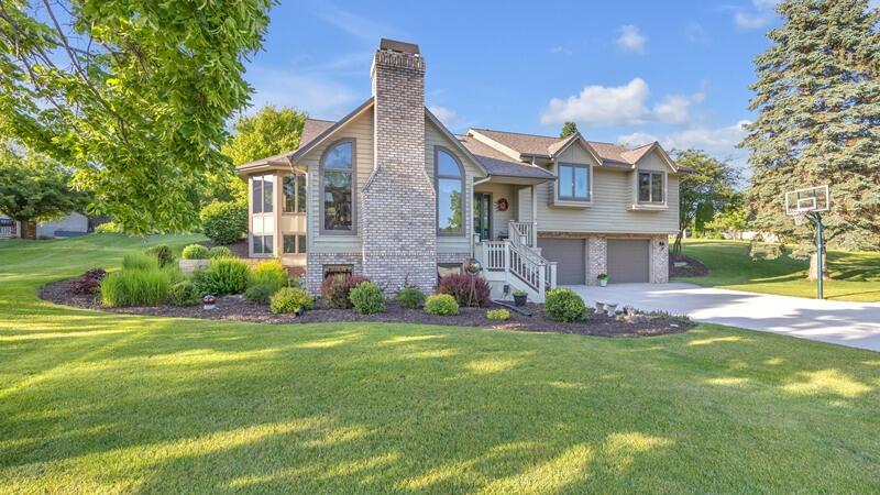 332 River Oaks Dr, Sheboygan Falls, WI 53085