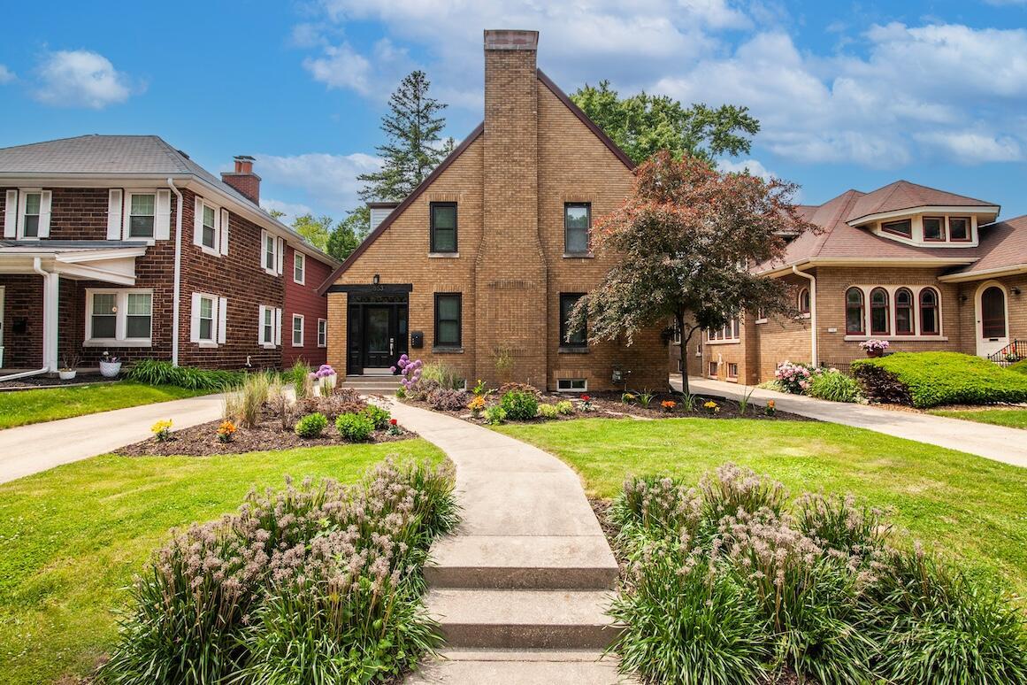 1853 N 83rd St, Wauwatosa, WI 53213