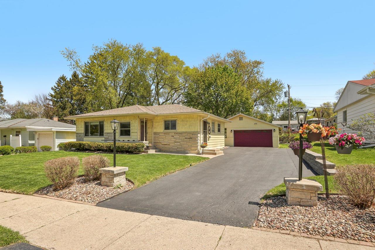 2107 Glenwall Dr, Waukesha, WI 53188