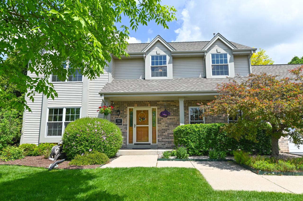 N66W13568 Crestwood Dr, Menomonee Falls, WI 53051