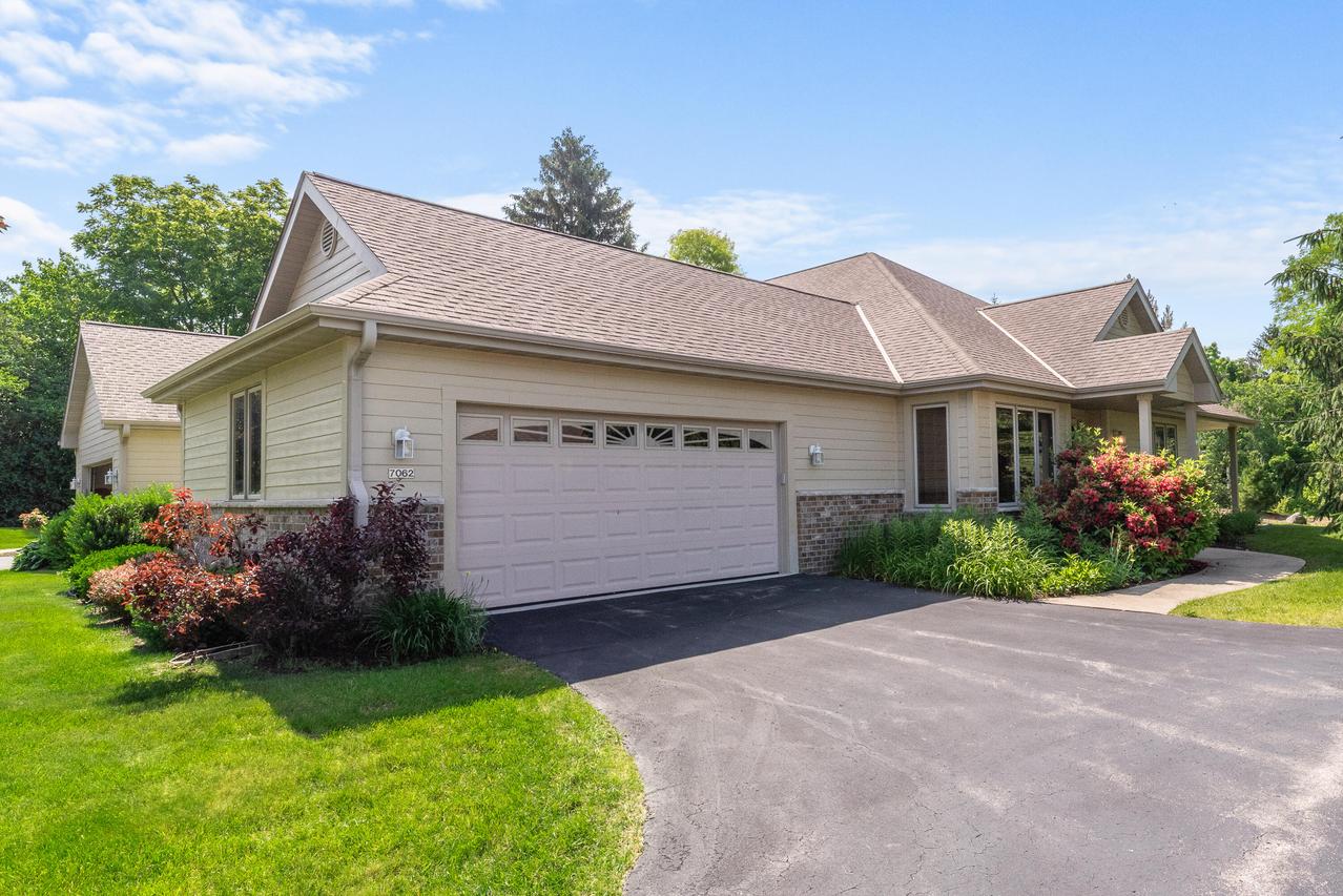 7062 S Fieldstone Ct, Franklin, WI 53132