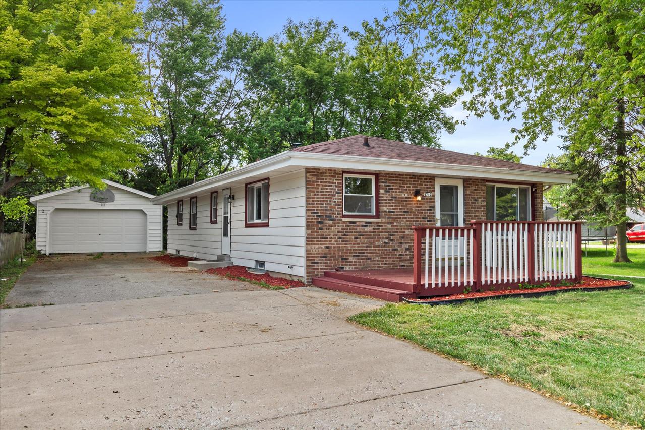 5717 S 42nd St, Greenfield, WI 53221