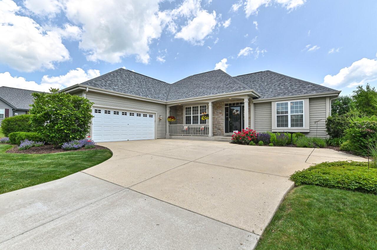 10356 S Rosemont Ln, Oak Creek, WI 53154