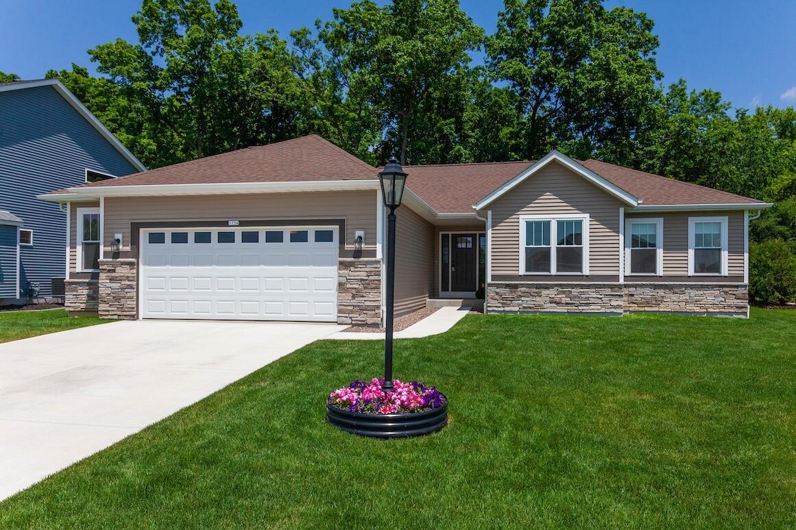 1734 Arthurs Pass, Oconomowoc, WI 53066