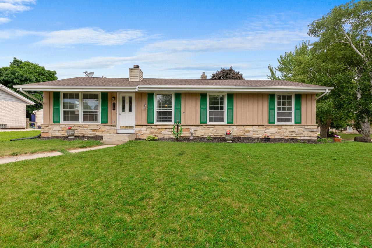 248 E Norport Dr, Port Washington, WI 53074