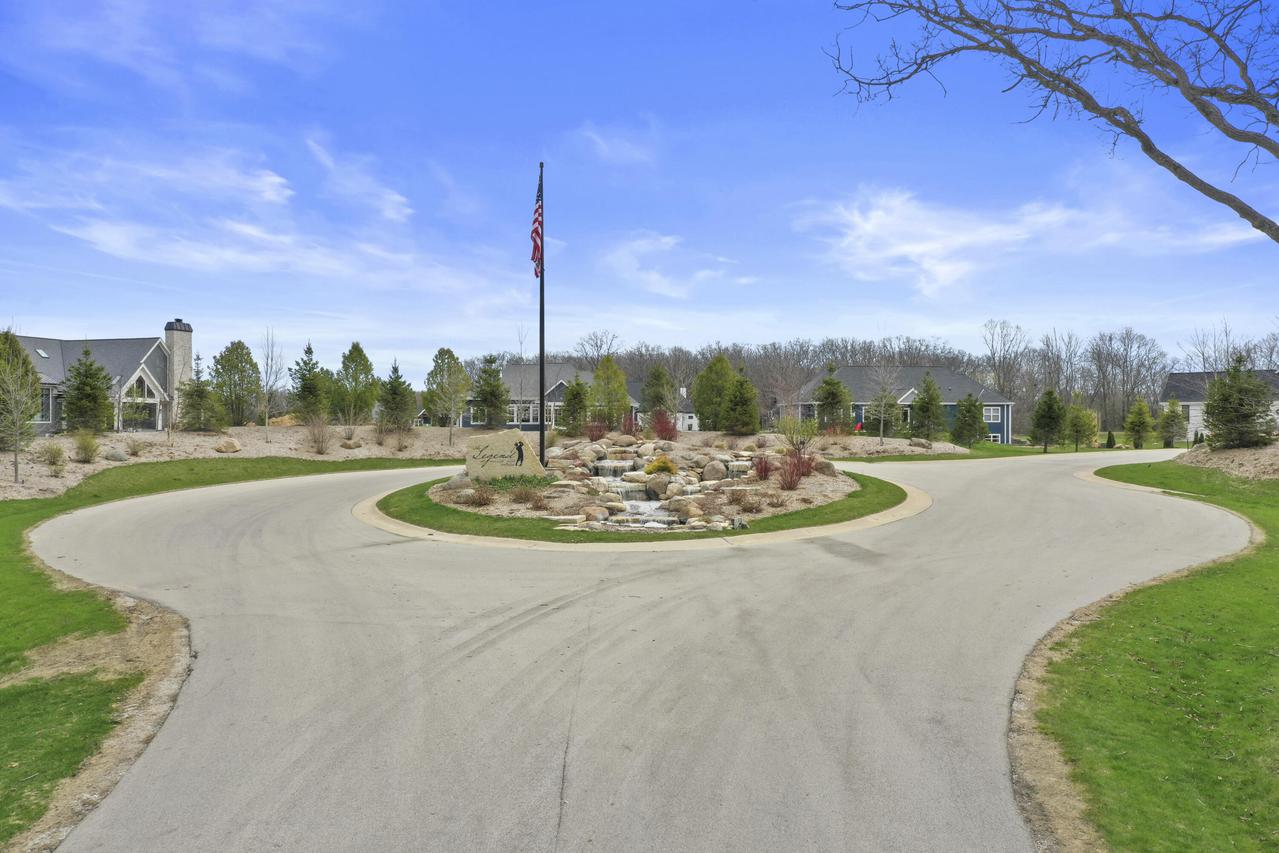 W275S3617 Payne Stewart Ct, Waukesha, WI 53189