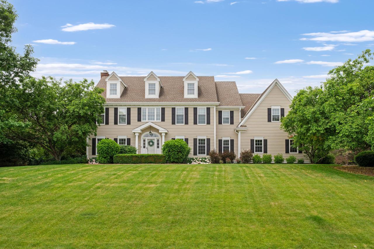207 E Laurel Cir, Delafield, WI 53018
