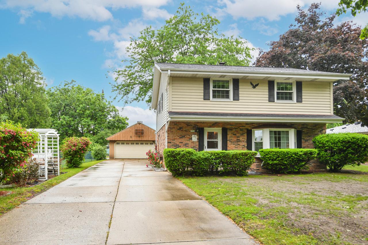 2993 S 106th St, West Allis, WI 53227