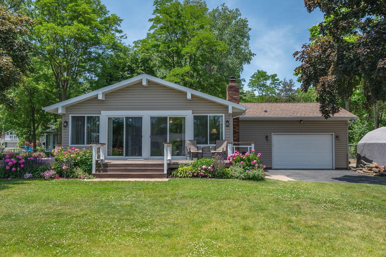 299 Shore Dr, Palmyra, WI 53156