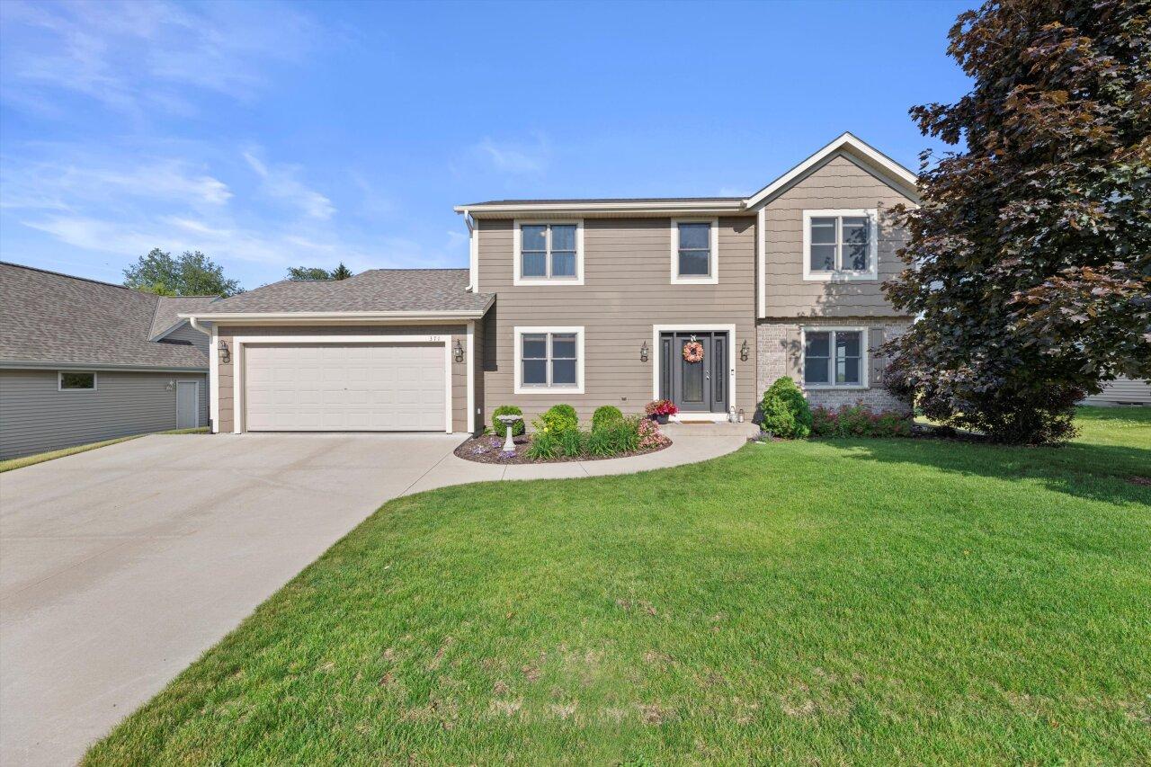 371 Thurow Dr, Oconomowoc, WI 53066