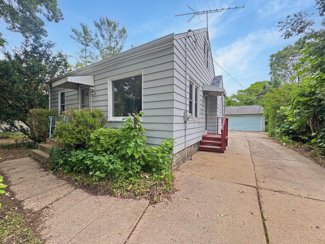 4958 S 20th St, Milwaukee, WI 53221