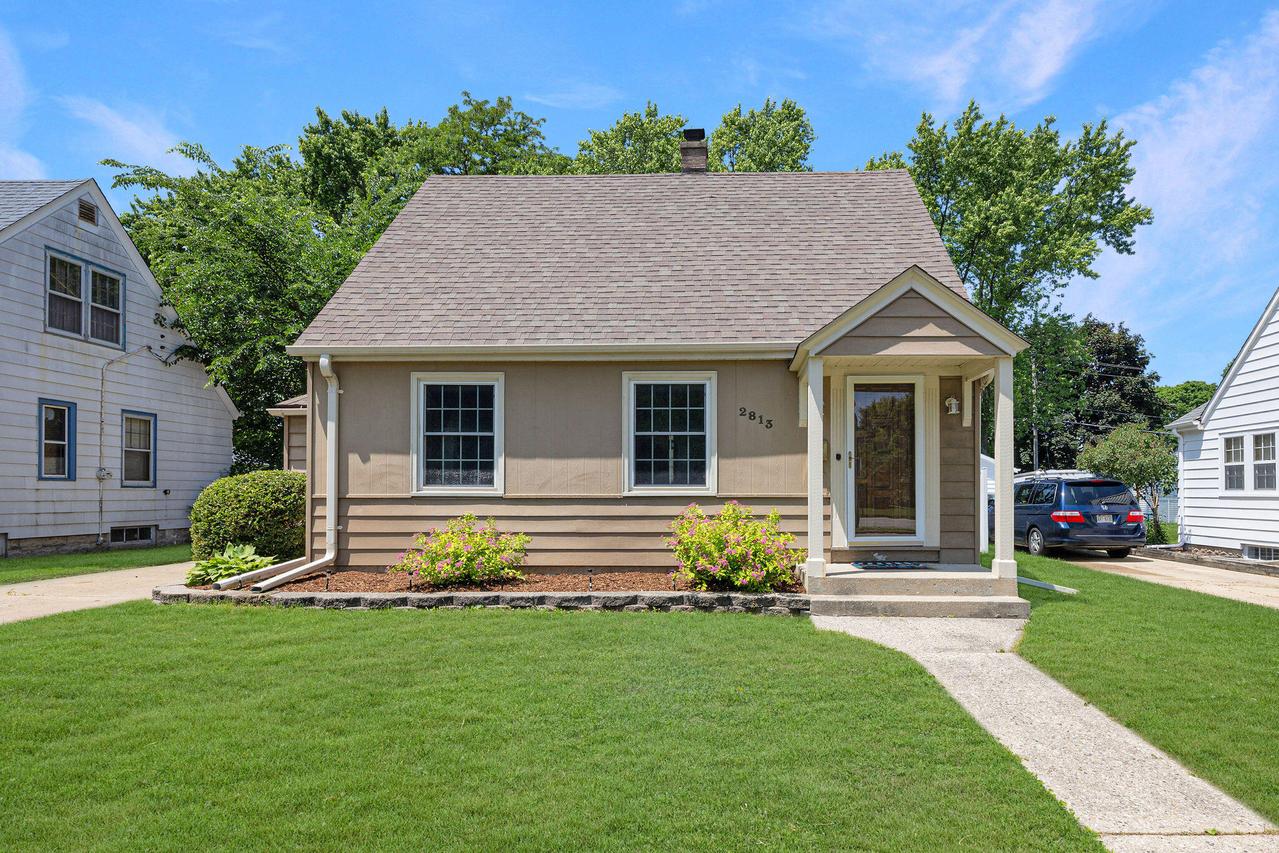 2813 S 84th St, West Allis, WI 53227