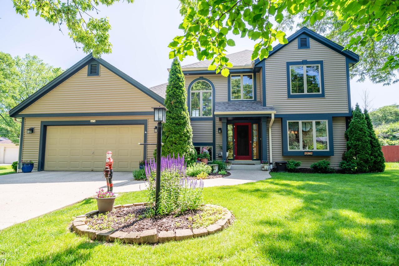 4474 N 107th St, Wauwatosa, WI 53225