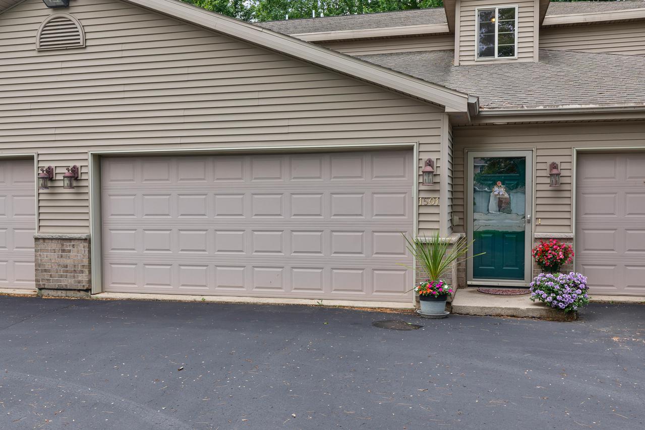 1501 Snow Shoe Trl, Suamico, WI 54173