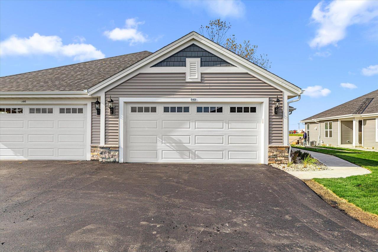 540 Hunter Oaks Blvd #0602, Watertown, WI 53094